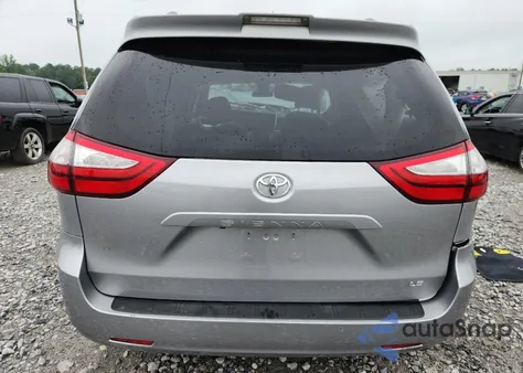 2018 Toyota Sienna Le z USA, uszkodzony, nr VIN 5TDKZ3DC8JS937875